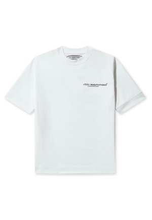 Witte katoenen t-shirt met een ronde hals, korte mouwen en zwarte tekst op de linkerborst, met Japanse en Engelse branding.