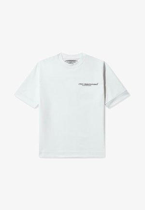 Witte katoenen t-shirt met een ronde hals, korte mouwen en zwarte tekst op de linkerborst, met Japanse en Engelse branding.