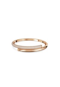 Bracciale in oro rosa con un design minimalista, caratterizzato da una fascia liscia e una sezione curva decorata con cristalli trasparenti, che mette in risalto una finitura lucida.