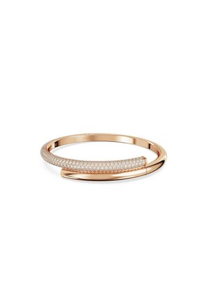 Bracelet en or rose avec un bandeau lisse et une section courbée ornée de cristaux transparents, mettant en valeur une finition polie et un design minimaliste.