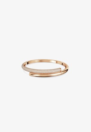 Pulsera de oro rosa con una banda lisa y una sección curva adornada con cristales transparentes, que presenta un acabado pulido y un diseño minimalista.