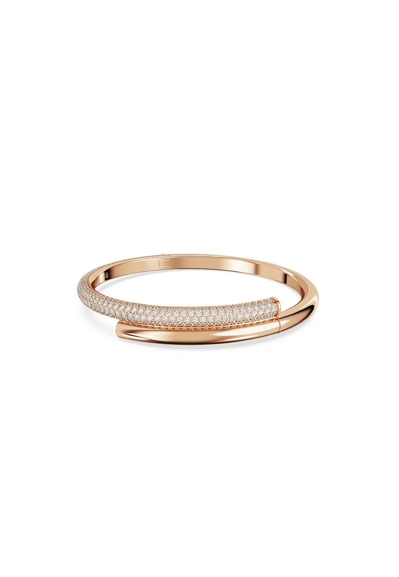Bracciale in oro rosa con un design minimalista, caratterizzato da una fascia liscia e una sezione curva decorata con cristalli trasparenti, che mette in risalto una finitura lucida.
