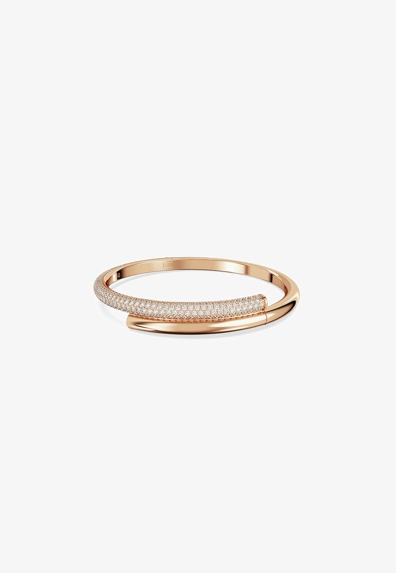 Pulsera de oro rosa con una banda lisa y una sección curva adornada con cristales transparentes, que presenta un acabado pulido y un diseño minimalista.