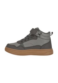 Grå høj-top sneakers med en glat syntetisk overdel, teksturerede accenter og en gummisål. Har snørebånd og en velcro-rem til lukning.