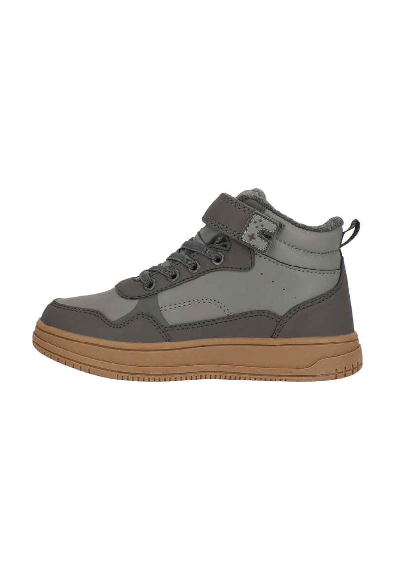 Grå høj-top sneakers med en glat syntetisk overdel, teksturerede accenter og en gummisål. Har snørebånd og en velcro-rem til lukning.