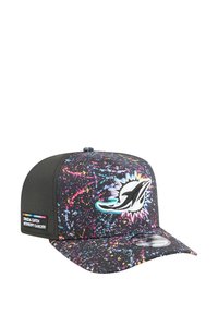 Schwarze Kappe mit einem bunten Spritzmuster, gesticktem Logo auf der Vorderseite und einem Seitenschild mit der Aufschrift "CRUCIAL CATCH INTERCEPT CANCER."