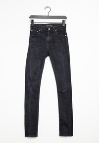 Tmavě modré džínové kalhoty visící na černém ramínku. Mají přiléhavý střih, pět kapes, viditelné švy a kovové nýty.