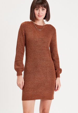 Robe tricotée marron avec de longues manches bouffantes et un décolleté en V. Texture côtelée et design ajusté, se terminant au-dessus du genou.