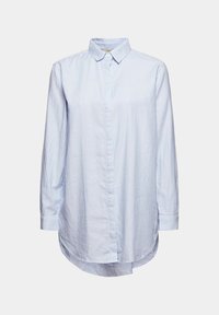 Chemise à manches longues rayée verticalement bleu clair et blanc, avec un col pointu, une fermeture à boutons sur le devant et un ourlet arrondi.