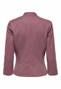 Přiléhavý blejzr z měkké texturované tkaniny v odstínu mauve, s vysokým límcem a jemně tvarovanými švy, dlouhými rukávy a strukturovaným zakončením zad.