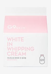 G9SKIN White in Whipping Cream Verpackung, matt weiß mit einem pastellrosa Deckel. Auffälliger Text auf der Vorderseite; zeigt ein Flaschen-Icon und koreanischen Text.