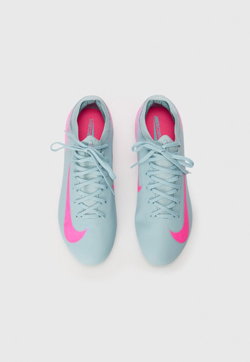 Scarpe da calcio blu chiaro con dettagli rosa, caratterizzate da una texture liscia, design con lacci e una silhouette moderna. Logo visibile di lato.