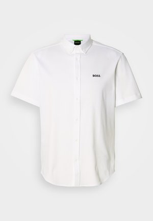 Kortermet hvit poloshirt i bomull med knappelukking, klassisk krage og svart "BOSS"-logo på brystet.