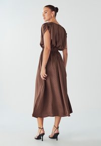 WILLA CAROL MIDI - Freizeitkleid - tan based dot
