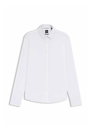Weißes Hemd mit langen Ärmeln, durchgehender Knopfleiste, spitzem Kragen und schwarzem "BOSS"-Etikett im inneren Kragenbereich, flach auf einem weißen Hintergrund ausgelegt.