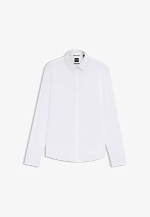 Weißes Hemd mit langen Ärmeln, durchgehender Knopfleiste, spitzem Kragen und schwarzem "BOSS"-Etikett im inneren Kragenbereich, flach auf einem weißen Hintergrund ausgelegt.
