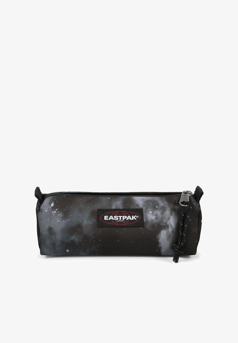 Černé pouzdro na tužky s potiskem mlhoviny, vyrobené z odolného materiálu, s uzavíráním na zip a malým bočním poutkem pro snadné přenášení.