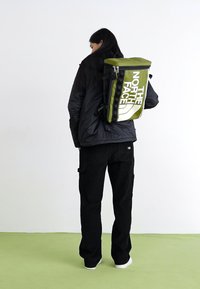 The North Face BASE CAMP FUSE BOX - Ruksak - forest olive/black