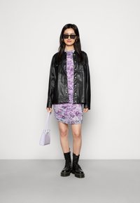NIKKIE FLOWER DRESS - Vestido de cocktail / Vestido de festa - lilac/black