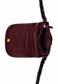 Borsa a tracolla in pelle bordeaux con una texture liscia, accessori in oro, chiusura con snap e scomparto con zip. Inclusa tracolla regolabile.