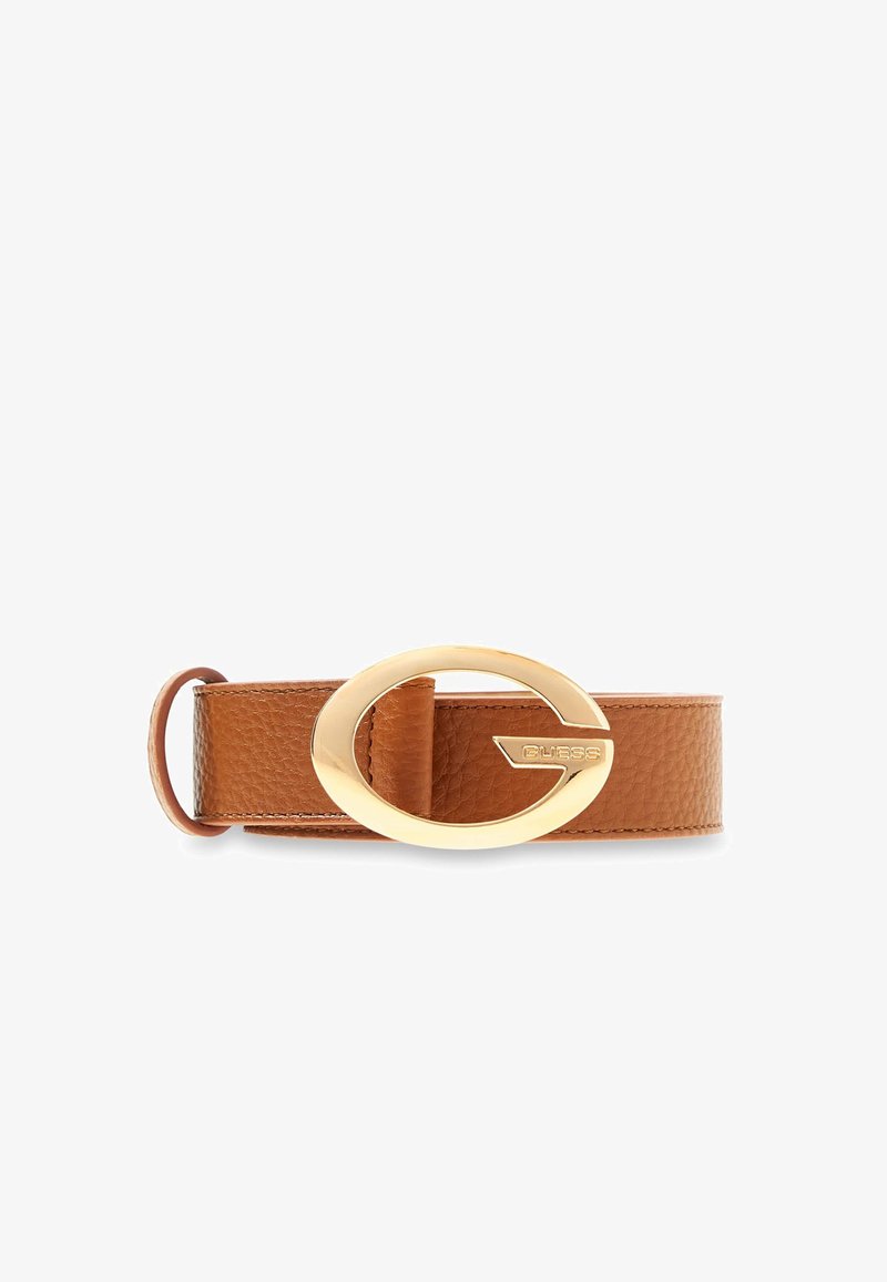 Ceinture en cuir marron texturé avec une grande boucle ovale dorée arborant le logo "GUESS" sur un fond blanc.