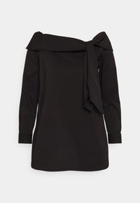 Robe noire longue à manches longues et épaules dénudées, avec un large décolleté et un nœud sur le côté droit.