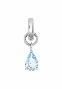 Il ciondolo d'argento presenta una pietra preziosa di forma pera di color azzurro chiaro che pende da un anello circolare, evidenziando chiarezza e design moderno.