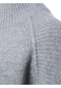 Grauer Strickpullover mit hochgestelltem Rippkragen, der ein strukturiertes, gewebtes Muster am Körper und glatte, feine Details an den Nähten aufweist.