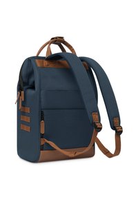Marineblauwe rugzak met bruine accenten, voorzien van gevoerde schouderbanden, een handvat aan de bovenkant en een ritsvak. Rechthoekig ontwerp.