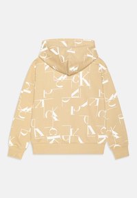 Beige Kapuzenpullover mit einem durchgehenden weißen Logo-Muster. Das Material ist weich, mit ribbed Bündchen und Saum. Maschinenwaschbares Design.