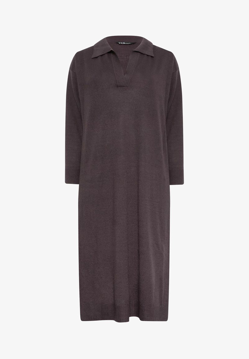 Robe en tricot marron foncé longueur genou avec manches trois-quarts et col à encolure en forme de V.