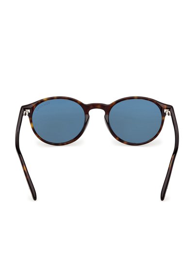 Occhiali da sole rotondi con lenti blu e montatura e aste in tartaruga scura, visti di fronte su sfondo bianco.
