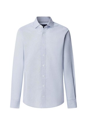 Camisa abotonada de color azul claro, con mangas largas, cuello, tela texturizada y un patrón sutil. Presenta botones blancos en el frente.