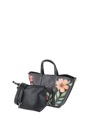 Czarna torba typu tote z różowymi kwiatowymi nadrukami i perforowanymi detalami, zestawiona z mniejszą, jednolitą czarną saszetką na ramię.