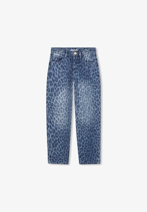 Jeans en denim bleu avec motif léopard foncé, poches avant, passants de ceinture, fermeture à bouton et coupe droite.