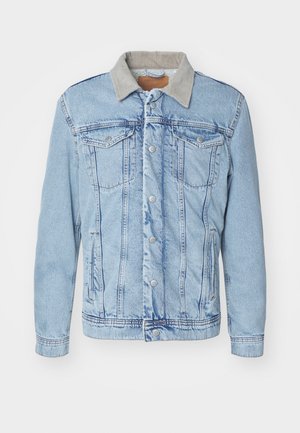 Lichtblauwe spijkerjas met een grijze corduroy kraag, uitgerust met voorzakken, knoopsluiting en een vervaagde textuur.