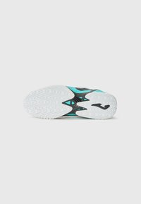 Shoe sport cu un superior negru, accente turcoaz și o talpă albă texturată. Are un model în valuri pe talpă pentru aderență și stabilitate.