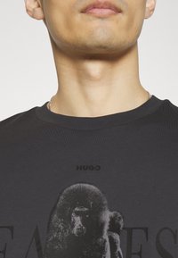 HUGO Camiseta estampada - dark grey