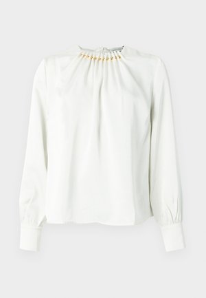 Bluză albă cu mâneci lungi, cu decolteu adunat și accente aurii. Material neted, croială lejeră și mâneci cu manșete.