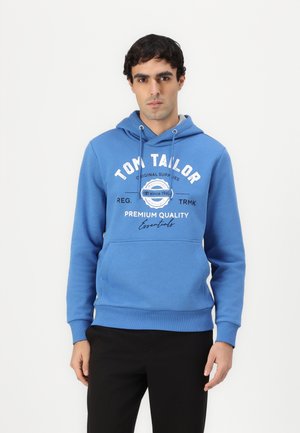 Blaues Sweatshirt mit Kapuze, ausgestattet mit einer Kängurutasche, gerippten Bündchen und einem weißen Grafiklogo auf der Brust. Hergestellt aus weichem, strukturiertem Stoff.