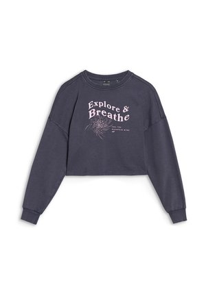 Ciemnoszara krótka bluza z długimi rękawami, różowy napis "Explore & Breathe" i grafika przypominająca wir wiatru.