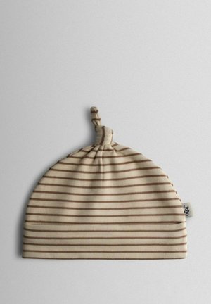 Stribet beige og brun bomuldsbeanie med en knude på toppen. Blød tekstur, rund form og en lille etiket på siden.