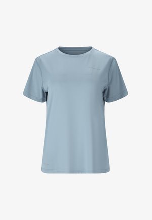 Hellblaues, kurzärmeliges, athletisches T-Shirt mit Rundhalsausschnitt und dezentem Markentext auf der Brust und am unteren Saum, auf weißem Hintergrund dargestellt.