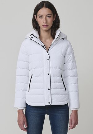 Chaqueta acolchada blanca con capucha, ribetes negros y botones a presión. Presenta costuras verticales y dos bolsillos laterales. Tejido suave e insulated.