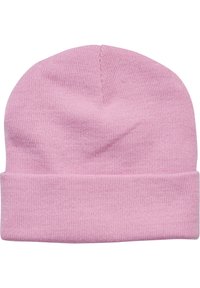 Ljusrosa stickad mössa med en vikkant. Texturen är slät och elastisk, designad för att passa snävt på huvudet.