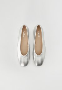 Ballerines argentées en cuir métallisé, avec un bout arrondi, une surface lisse et une semelle intérieure beige avec le logo "Gabor".