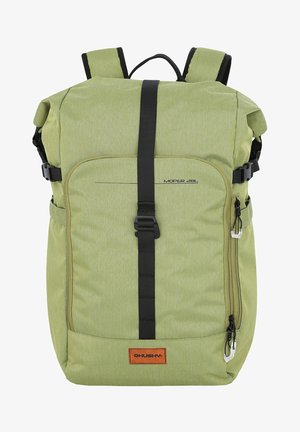 Zelený batoh s rolovacím uzávěrem vyrobený z texturované tkaniny, s černými popruhy, přední kapsou na zip a oranžovým logem značky pro zvýraznění detailu.