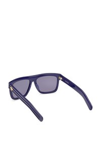 Marina blå solglasögon med fyrkantiga bågar, solida mörka linser och matt yta. Har gula detaljer på skalmarna för extra stil.