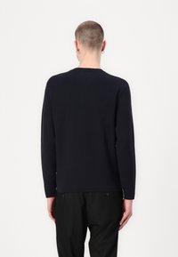 Dunkelblauer Pullover mit langen Ärmeln, geripptem Kragen und einem schlichten, klaren Design. Weicher Stoff, einfarbiger Rücken und keine sichtbaren Muster oder Verzierungen.