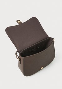 Sac bandoulière en cuir marron au design simple, avec un extérieur lisse, des accessoires dorés et un compartiment intérieur spacieux.